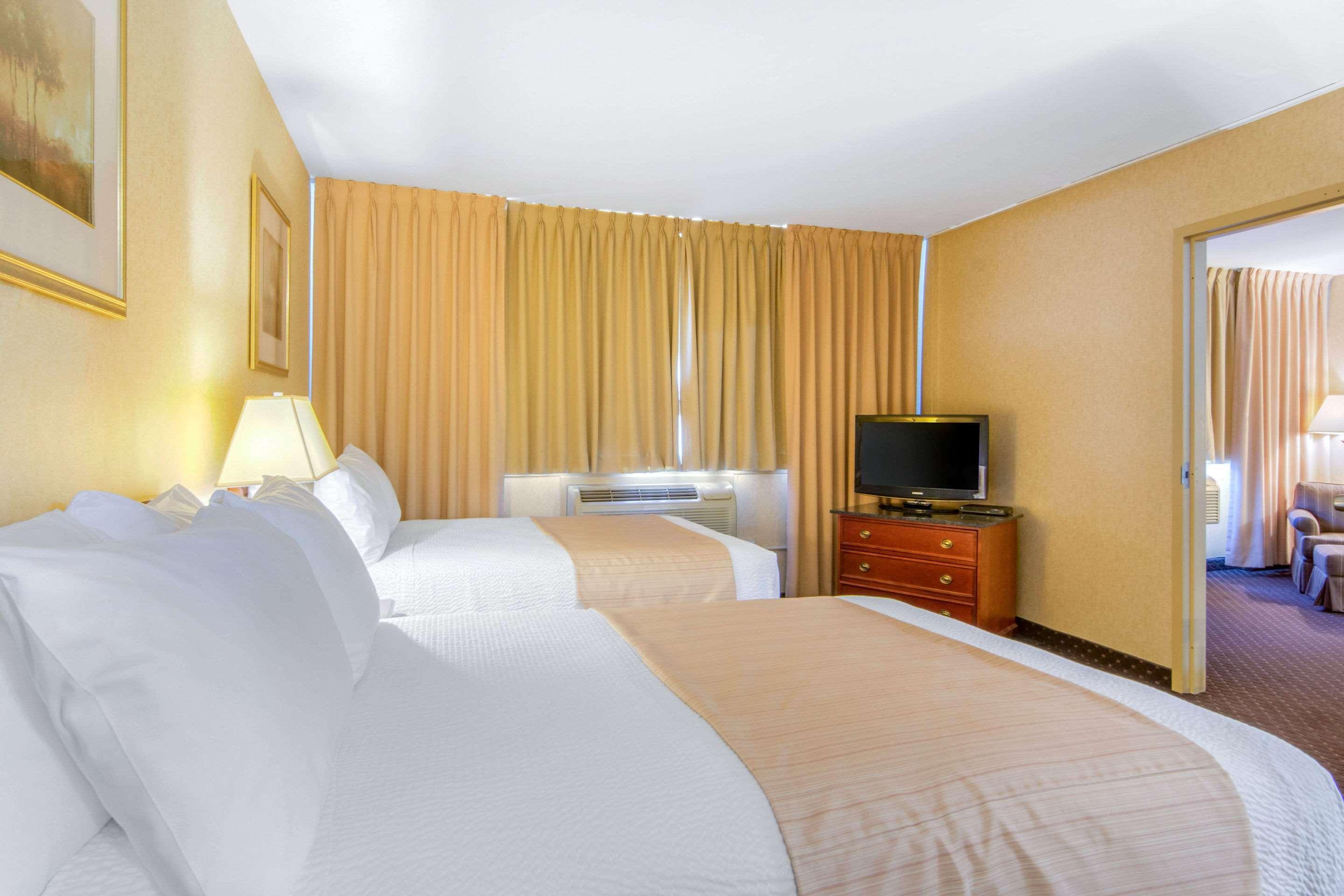 Clarion Hotel Sudbury Bagian luar foto