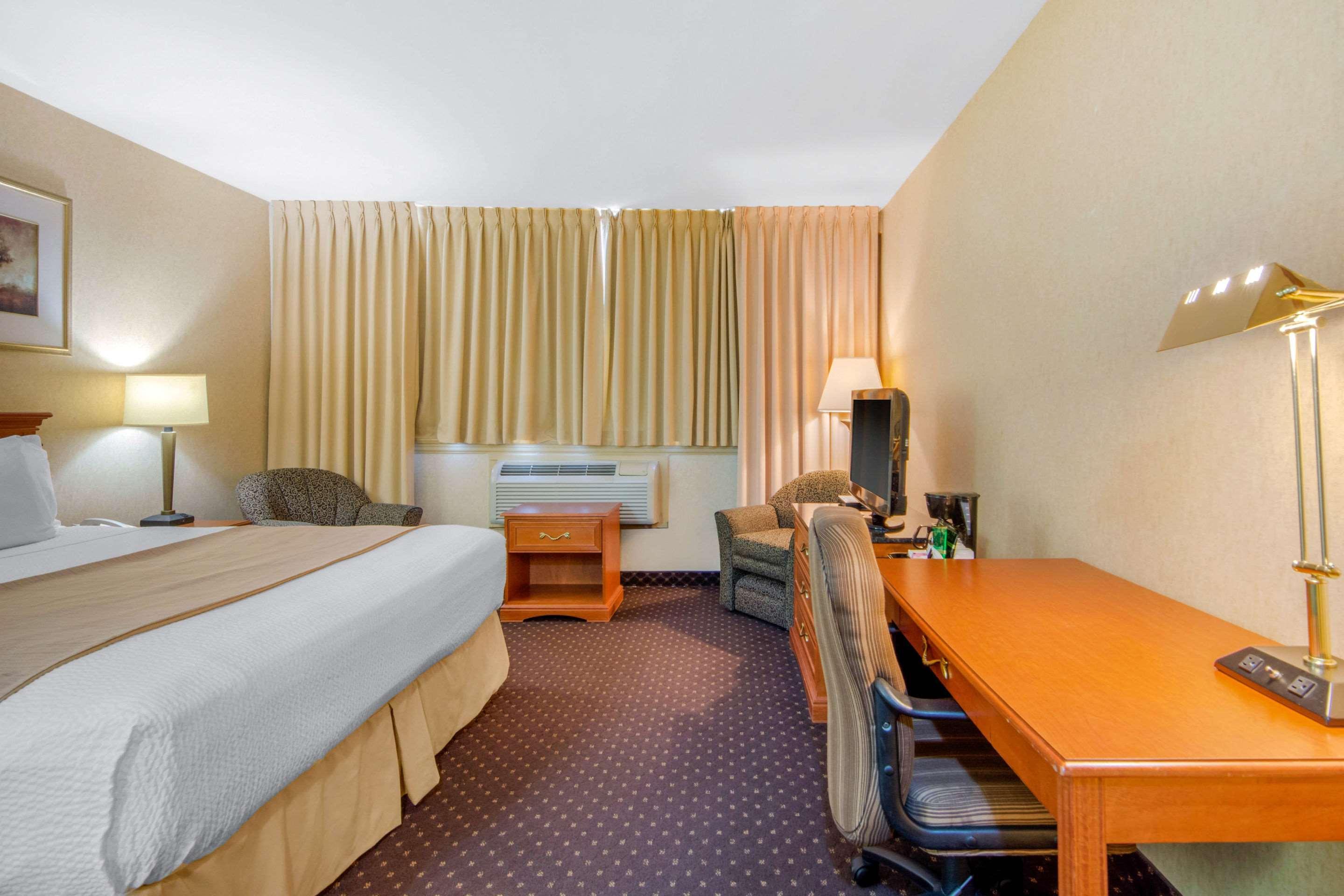Clarion Hotel Sudbury Bagian luar foto